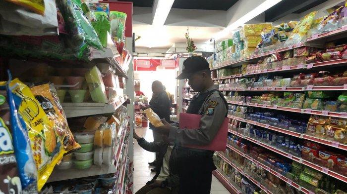 Jelang Tahun Baru, Tim Satgas Pangan Karimun Temukan Ratusan Makanan dan Minuman Rusak di Minimarket