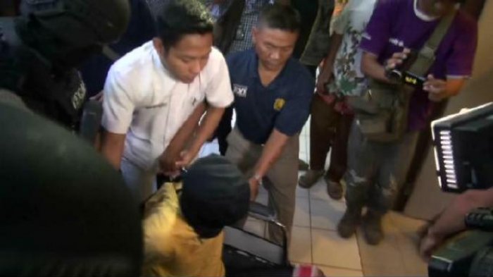 Wajah Ditutup Kain dan Gunakan Kursi Roda, Terduga Teroris Jatiluhur Jalani Perawatan