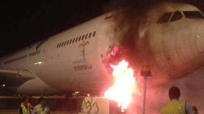 NGERI. Percikan Api Sempat Membesar, Genset Ini Terbakar di Dekat Pesawat Garuda