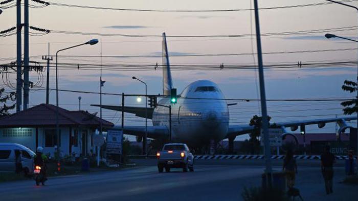 BERITAFOTO: Bangkai Pesawat Boeing 747 Jadi Hiasan di Persimpangan Jalan Bangkok