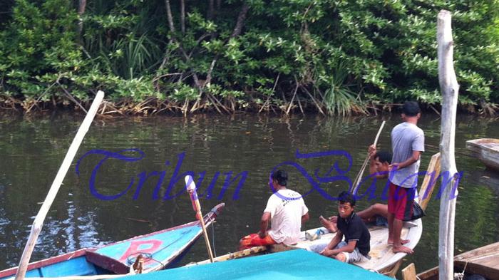 Dicari 'Kesana-kemari', Dayang Ditemukan di Samping Pohon Besar - sejumlah-warga-membantu-mencari-keberadaan-dayang-yang-dinyatakan-hilang_20160302_221216.jpg