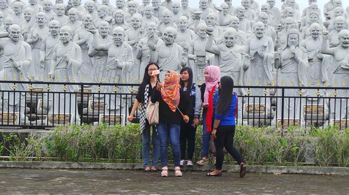 sejumlah wisata mengunjungi Vihara Patung Seribu di Tanjungpinang