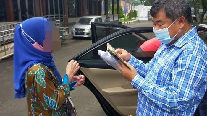 Istri PNS Datangi Bupati Sambil Menangis, Laporkan Kelakuan Suami yang Selingkuh ke Bupati