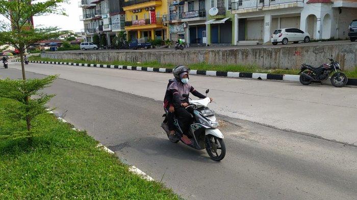 Hati-hati Lewat di Jalan Raya Depan Perumahan Rosedale Batam, Jalan Bergelombang dan Berlubang
