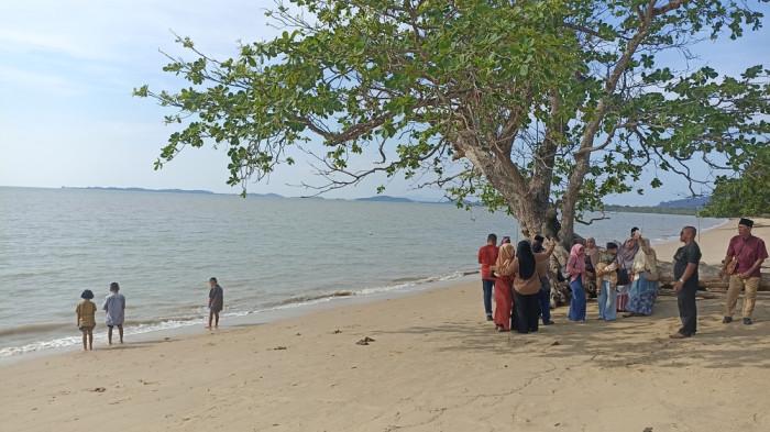 MOMEN LEBARAN  DI KARIMUN - Pantai Teluk Dalam menjadi salah satu spot favorit wisata bagi Wisatawan lokal dan domestik di Karimun, Minggu (22/3/2026).