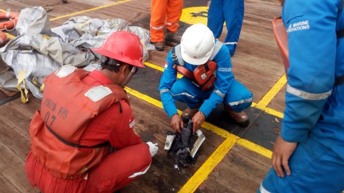 Pesawat Lion Air Jatuh - Ini Foto Serpihan yang Ditemukan Awak Kapal Tugboat di Lokasi Pesawat Jatuh