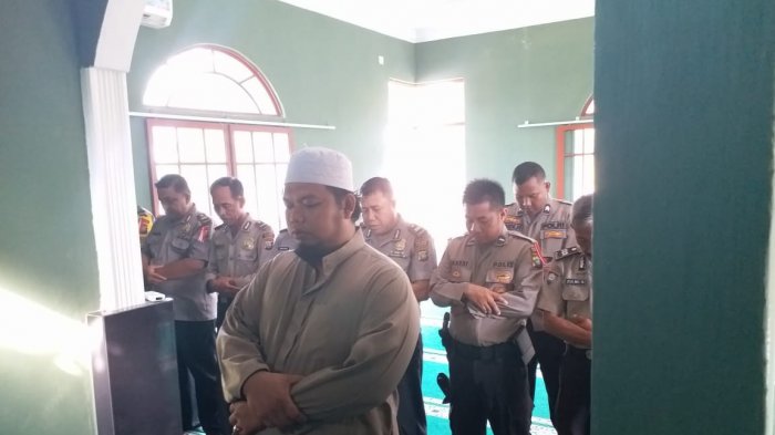 Personil Polsek Tebing Gelar Sholat Ghaib Bagi Korban Tewas Gempa dan Tsunami Sulteng