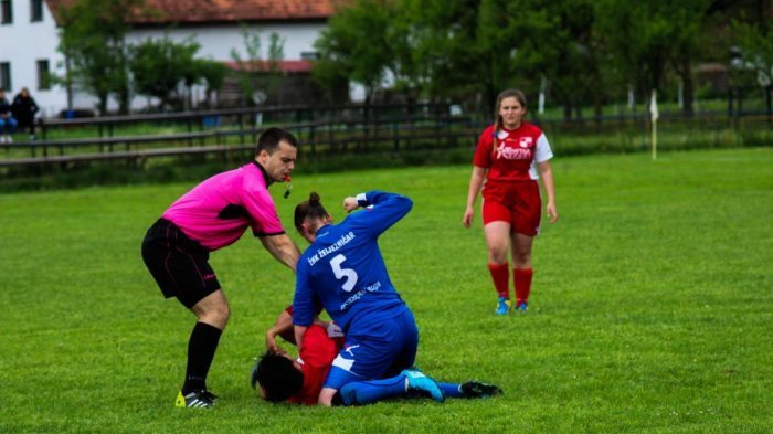 ALAMAK! Pemain Sepakbola Bosnia Ini Pukul Lawan Secara Brutal