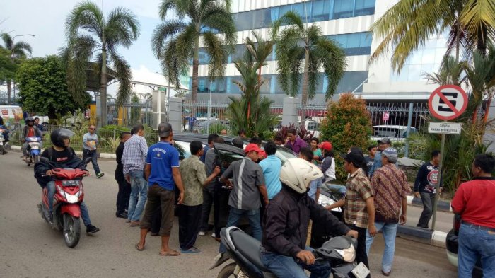 BREAKINGNEWS. Dikira Taksi Online, Supir Taksi dan Ojek Kepung Sebuah Mobil Avanza