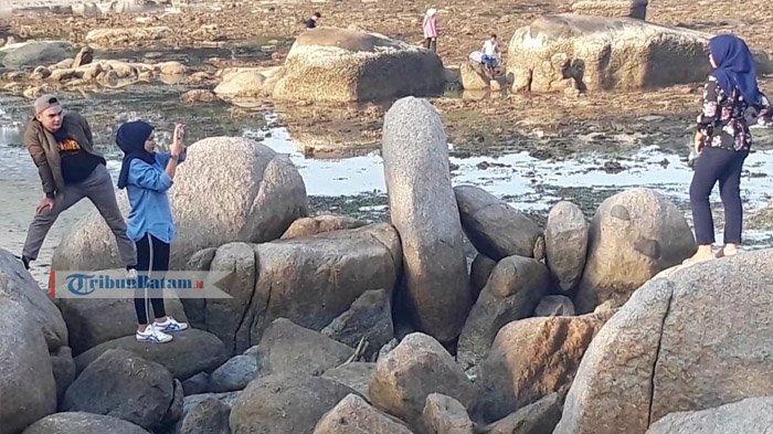 Pengunjung Padati Pantai Trikora, Spot Satu Ini Paling Diburu Untuk Selfie