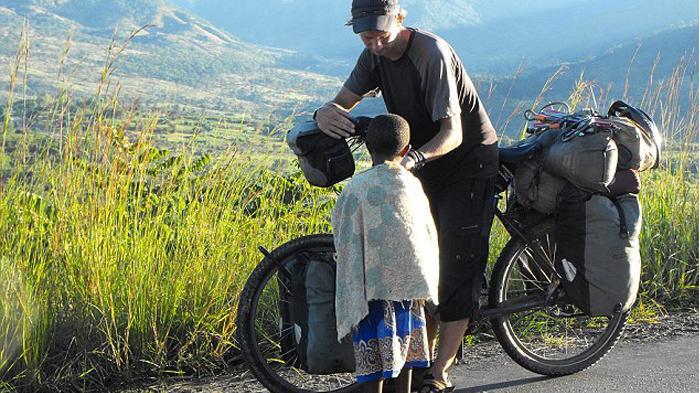 Luar Biasa, Dokter Muda Ini Pilih Keliling Dunia Pakai Sepeda Temui Pasien