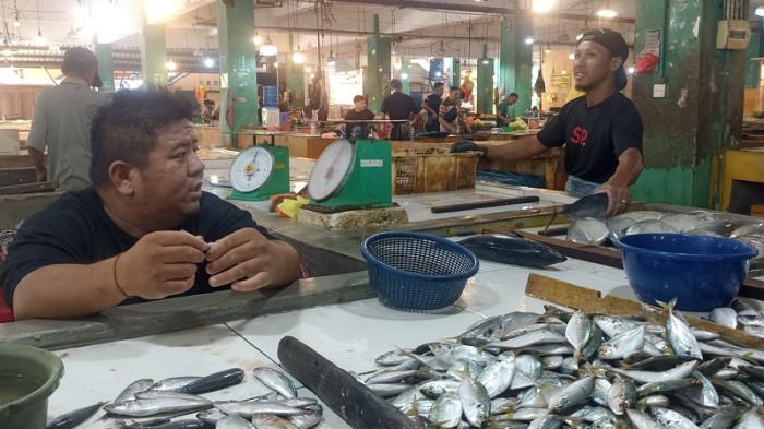 PASAR KARIMUN - Salah satu pedagang ikan di pasar puan maimun karimun mengatakan stok ikan menjelang perayaan Natal 2025 dan Tahun Baru 2026 sangat aman dan tersedia pada Minggu (21/12/2025)