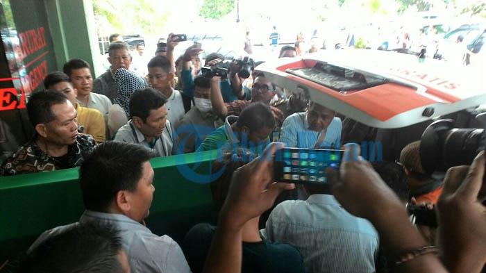 BERITAFOTO: Suasana Haru Menyelimuti RS Awal Bros Saat Jenazah Sekdaprov Dimasukan ke Ambulance - suasana-duga-menyelimuti-rs-awal-bros-saat-jenazah-sekdaprov-dibawa-dengan-mobil-ambulance3_20160204_120312.jpg