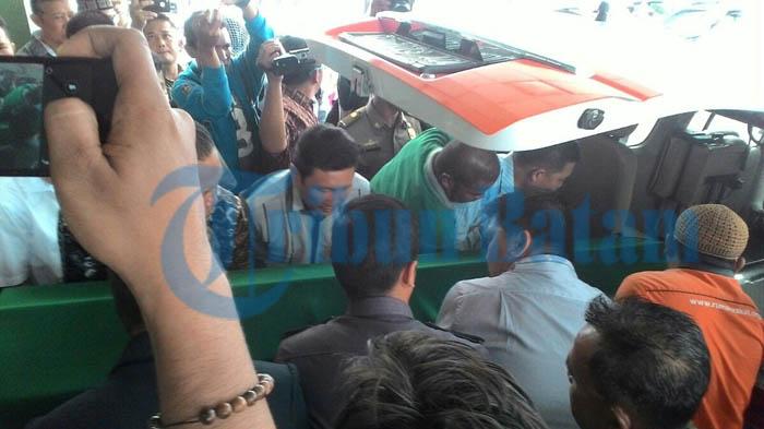 BERITAFOTO: Suasana Haru Menyelimuti RS Awal Bros Saat Jenazah Sekdaprov Dimasukan ke Ambulance - suasana-duga-menyelimuti-rs-awal-bros-saat-jenazah-sekdaprov-dibawa-dengan-mobil-ambulance_20160204_120441.jpg