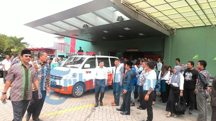BERITAFOTO: Suasana Haru Menyelimuti RS Awal Bros Saat Jenazah Sekdaprov Dimasukan ke Ambulance - suasana-duga-menyelimuti-rs-awal-bros-saat-jenazah_20160204_120058.jpg