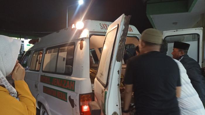 RSUD MUHAMMAD SANI - (kiri) Istri dari J (44) tak kuat menahan tangis ketika melihat suami di masukan kedalam mobil ambulans dari RSUD Muhammad Sani Karimun, Senin (30/3/2026) malam.