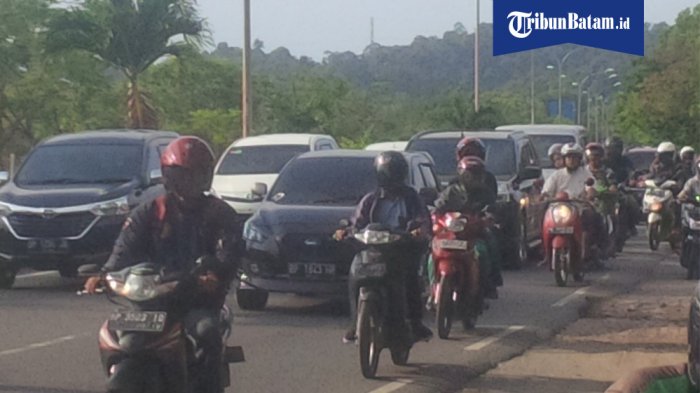 Kepadatan Arus Lalu Lintas di Simpang Kabil Depan Kepri Mall Selasa Pagi. Padat Lancar
