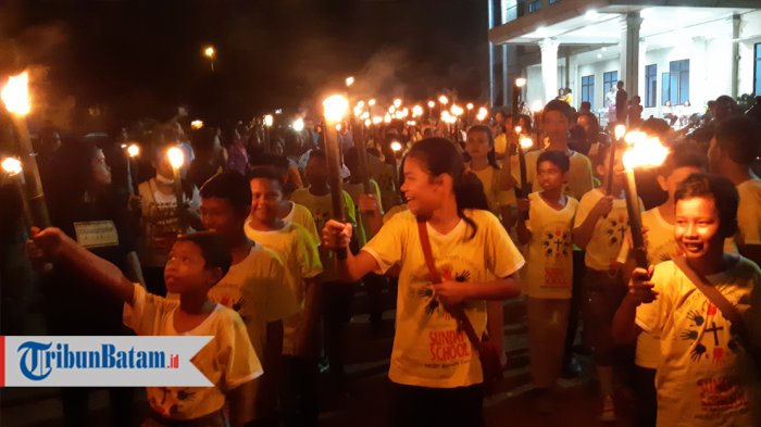 MERIAH! Sambut Paskah, Anak-anak dan Remaja Gelar Pawai Obor Keliling Gereja HKBP Batam Center