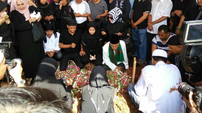Tukul Arwana Menjauh dari Liang Lahat Saat Jenazah Susi Dimakamkan