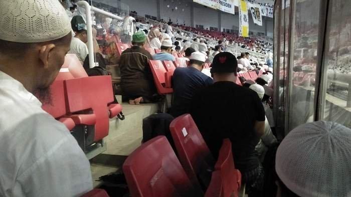 Tidak Ada Ruang, Relawan Kampanye Akbar Prabowo-Sandi Sholat di Sela Tribun Stadion GBK