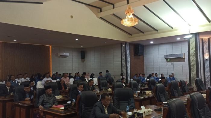 DPRD KARIMUN - Rapat paripurna DPRD Karimun pada Pengesahan Perda Kabupaten Layak Anak tampak penuh kursi undangan pada Senin (19/1/2026).