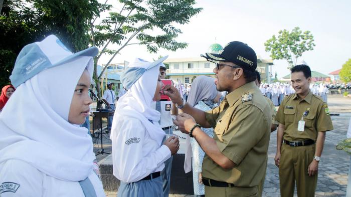 Lis-Syahrul Bagi-bagi Tablet Ini di Sekolah-sekolah Ini Kemarin