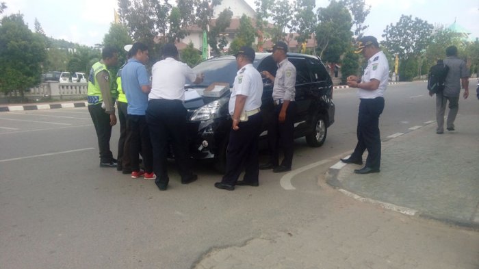 Mobil Ditahan Kena Razia, Tapi Dipakai Oknum Dishub Tanpa Izin Pemilik. Taksi Online Bakal Demo