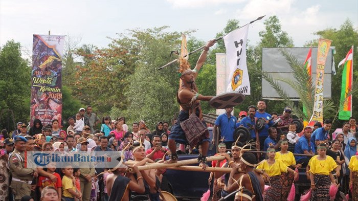 Tarian Perang Tua Retalou Semarakan Pawai Budaya HUT Karimun, Berikut Arti dari Tari Tua Retalou