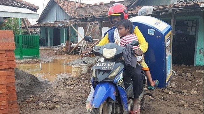 Cerita Haru Pedagang Roti, Gendong Anaknya yang Lumpuh saat Berjualan, Istri Meninggal Karena Banjir