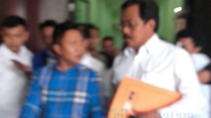 Gandeng Teddy Saat Keluar dari Ruangan Ketua DPRD Kepri. Gubernur: Tak Ada Masalah Apa-apa