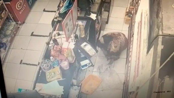 Terekam CCTV Detik-detik Pencurian Supermarket di Tambora, Pelaku Bawa Karung saat Mencuri