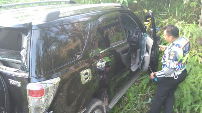 Kecelakaan Lalu Lintas Dekat Kawasan Mata Kucing, Mobil Terios Masuk Parit