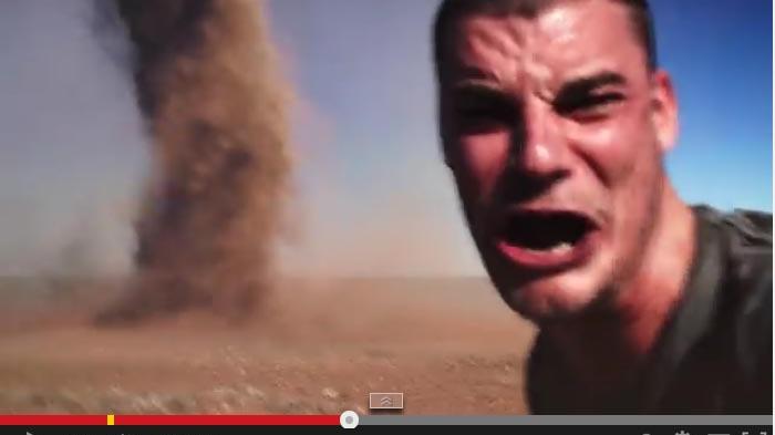 Gila, Demi Selfie Pria Hadapi Badai Tornado