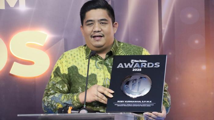 Bupati Bintan Roby Kurniawan Terima Penghargaan Tribun Batam Awards 2025