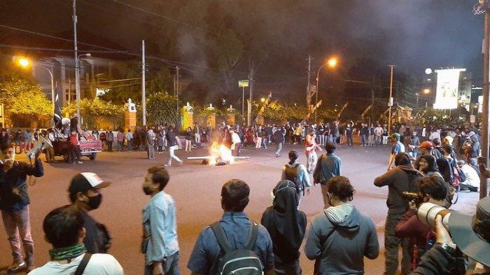 NYARIS BENTROK, Massa Aksi Tolak Omnibus Law Didatangi Sekelompok Orang Bawa Kayu