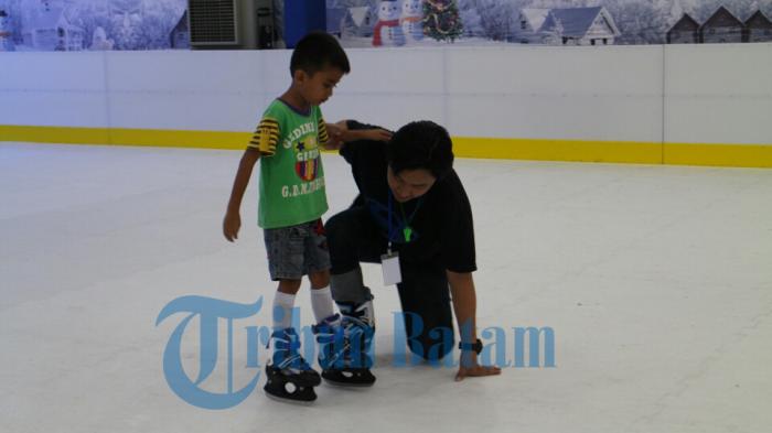 Avava Synthetic Ice Rink. Wahana Bermain Baru Berselancar Menggunakan Sepatu di Lantai Es