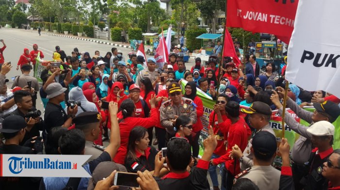 Membaur dengan Buruh di Batam Center, Wakapolda Kepri Terlihat Ikut Joget Dangdut