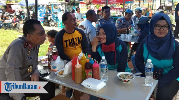 Sebagian Buruh Sudah Datang di Batam Center. Wakapolda Kepri Ajak Buruh Ngopi di Warung Kaki Lima