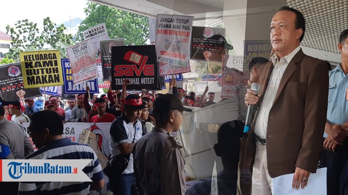 Wakil Ketua Komisi I DPRD Batam Terima Perwakilan Massa yang Kritisi Kebijakan 1 KK 3 Sim Card