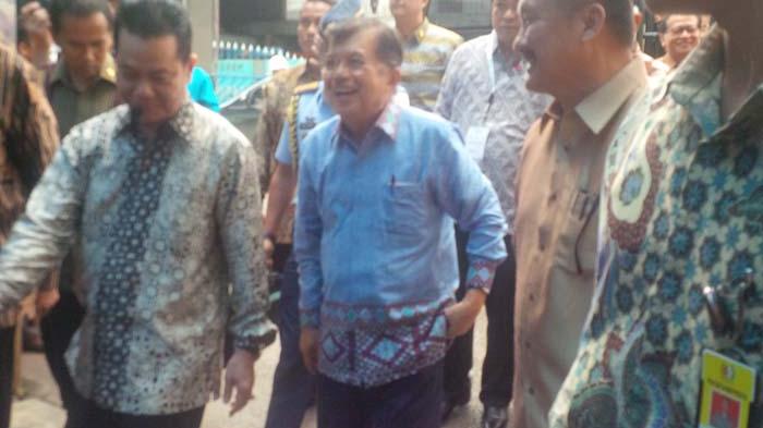 Jusuf Kalla Lihat Pabrik HP di PT Satnusa Persada Batam