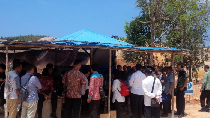 Belum Boleh Masuk Tenda Sebelum Jokowi Datang, di Gubuk Ini Wali Kota dan Ketua DPRD Menunggu