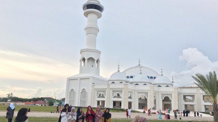 Meski Ditutup Akibat Corona, Masih ada Warga Datang ke Masjid Sultan Mahmud Riayat Syah