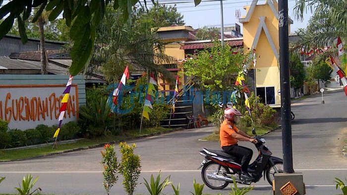 Lebih Meriah. Tokoh Masyarakat Puji Warga Soal Kesadaran Pasang Bendera. Tapi Soroti Soal Ini