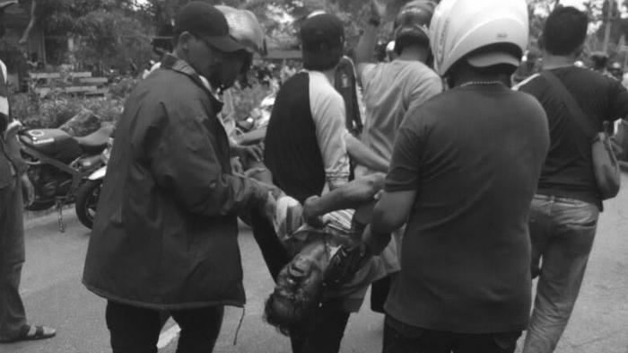 Dorrr! Satu Warga Dibopong Dalam Kondisi Bersimbah Darah dari Halaman Mapolres Kepulauan Meranti