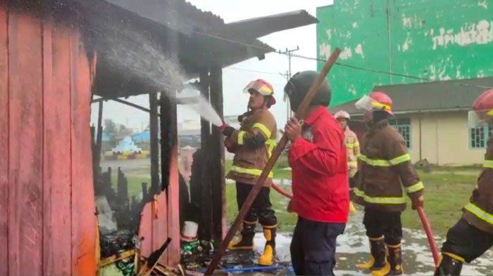 Warung Kelontong Habis Dilahap Api, Pemadam Kebakaran Terbantu Hujan