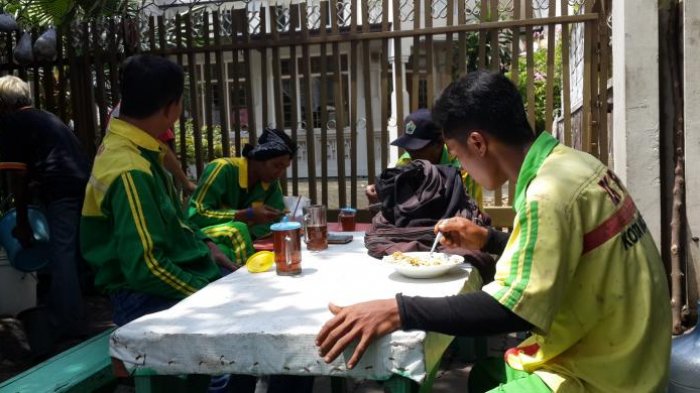 Pantas Ditiru! Di Warung Ini, Pekerja Kasar dan Pasukan Kuning Makan Gratis Tiap Jumat. Ini Menunya!