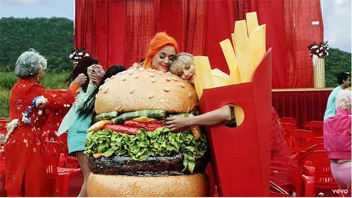 Lirik Lagu dan Video Klip 'You Need to Calm Down' Taylor Swift, Video Klip Bertabur Bintang