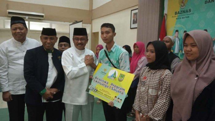 Baznas Batam Santuni 100 Anak Yatim dan Berikan Beasiswa Program 1 Keluarga 1 Sarjana