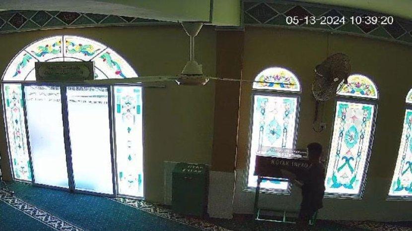 Bocah Kedapatan Curi Kotak Infak di Masjid di Kawal Bintan, Aksinya Terekam CCTV