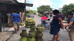 18032023warga-antre-beli-gas-elpiji-di-Batam.jpg
